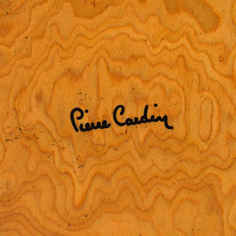 Pierre Cardin, stolar, 8 st, märkta Pierre Cardin. Frankrike. 1980-tal.