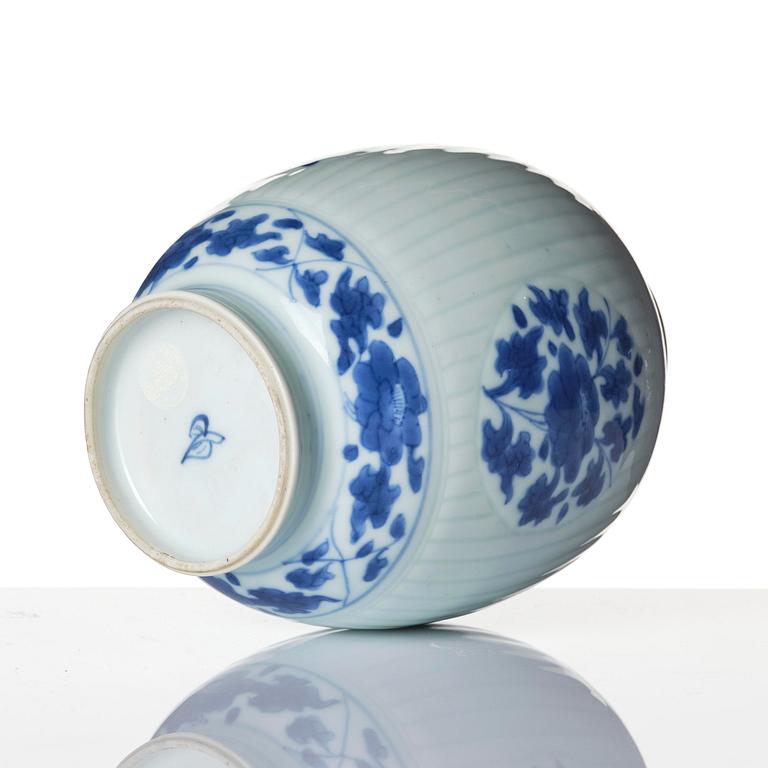 A blue and white tea caddy, Qing dynasty, Kangxi (1662-1722).