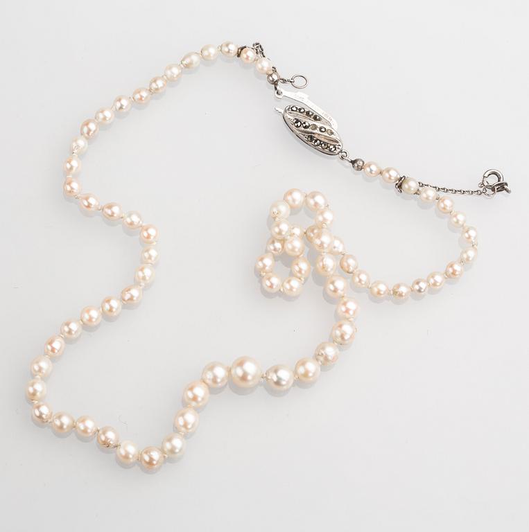 PÄRLCOLLIER, odlade saltvattenspärlor, silverlås med markasiter.