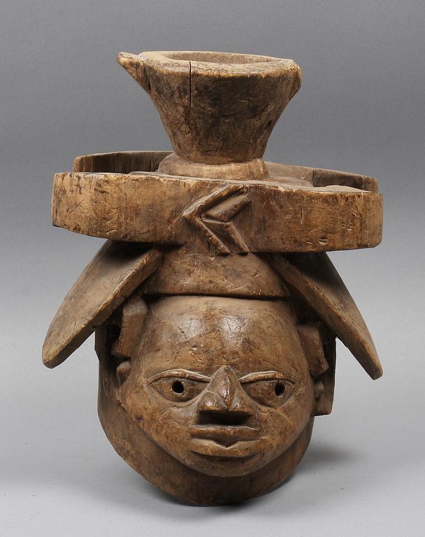 DANSMASK, trä, Gelede-mask. Yuruba-stammen, Nigeria Afrika 1900-talets andra hälft.