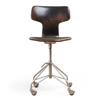 29. Arne Jacobsen, a black leather '3113' swivel chair, Fritz Hansen, Denmark 1950's.