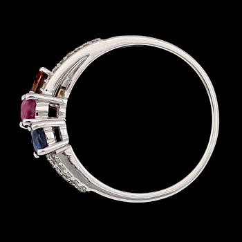RING, 14K vitguld, rubin, blå och gul safir. Total vikt ca 3 g.