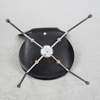 Arne Jacobsen, stolar sex st. "Sjuan", Fritz Hansen, Danmark, daterade 1966.