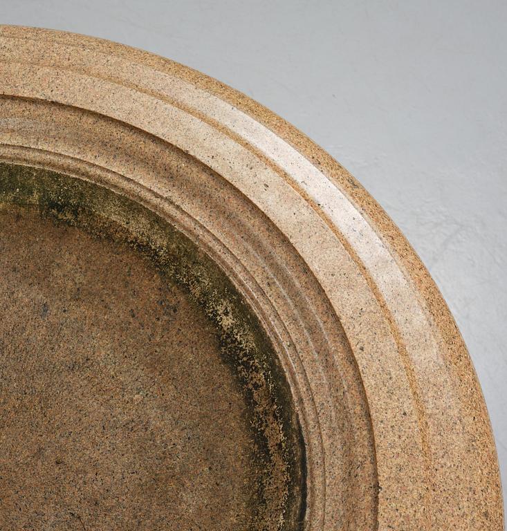A massive Gardenurn, red Bohus granite, made circa 1905. Empire style.