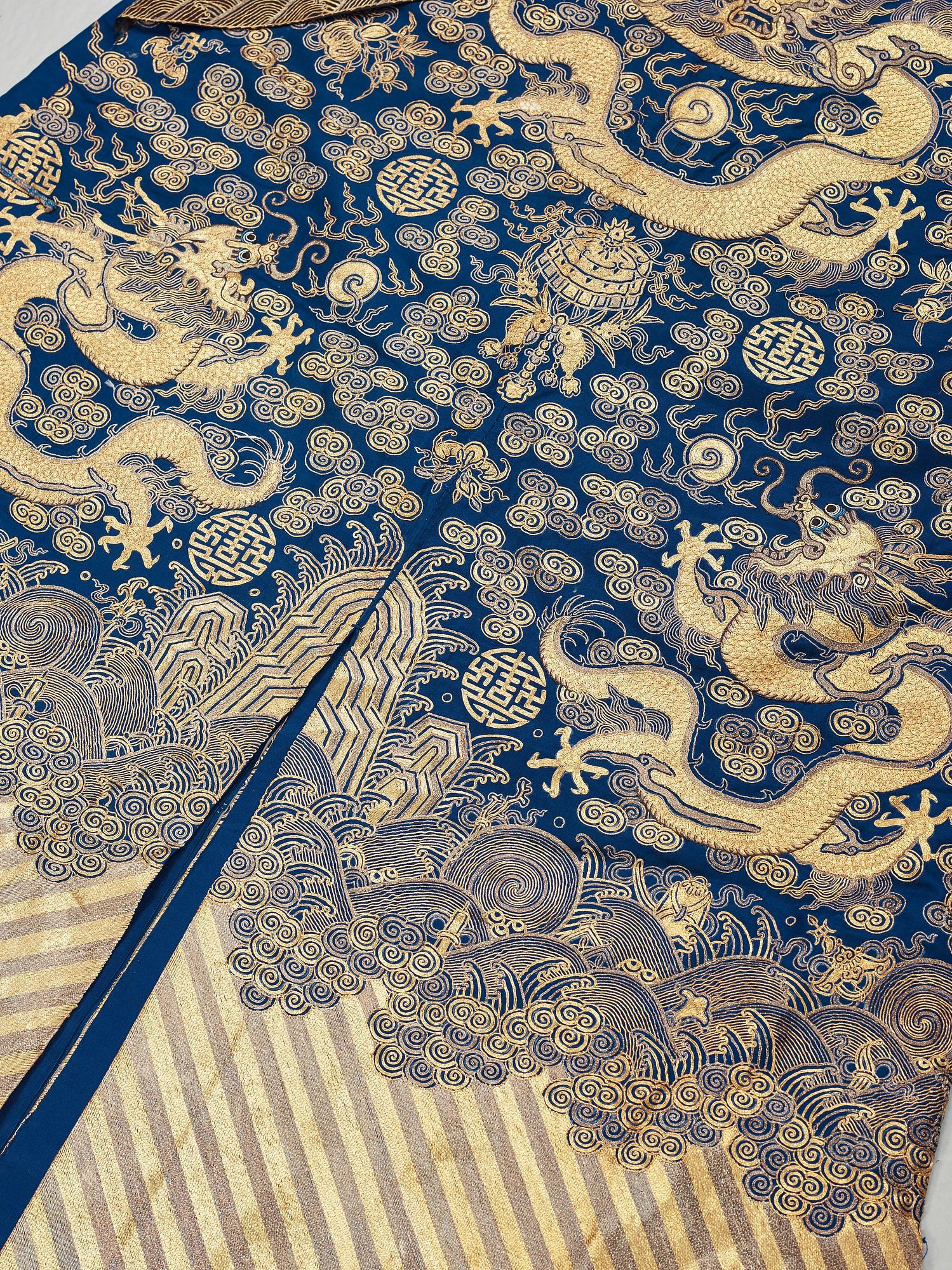 ROBE. Embroidered silk. Height 129 cm. China late Qing dynasty.