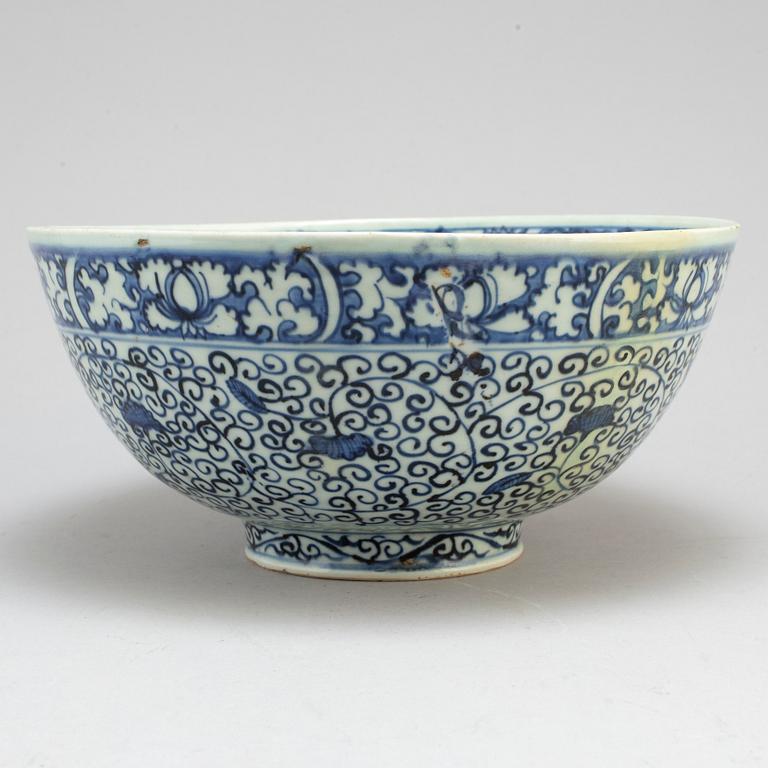 A large blue and white bowl, Ming dynasty (1368-1644).
