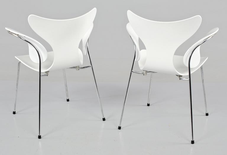 KARMSTOLAR, ett par, "Måsen", Arne Jacobsen, Fritz Hansen, formgivna formgivna 1969/70.