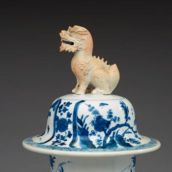 A large blue and white vase, Qing dynasty, Kangxi (1662-1722).