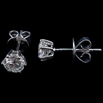 A PAIR OF EARRINGS, 2 brilliant cut diamonds 1.40 ct. G / vvs.