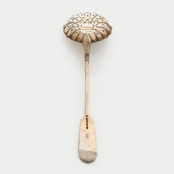 Kermakko ja sokerikko, hopea, 1939, Kultakeskus, ja sirotinlusikka, 1921 Helsinki.