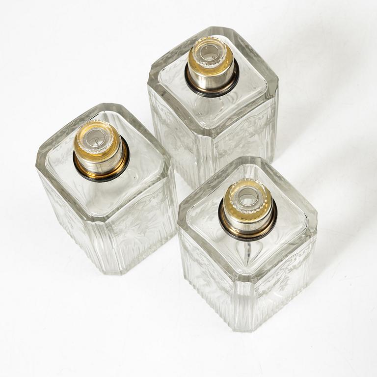 Flakonger, 3 st, silver och glas, Frankrike, sent 1800-tal.