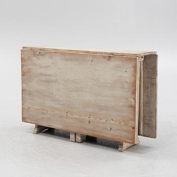 A gate-leg table, 19th Century.