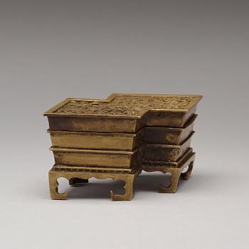 RÖKELSEKAR med LOCK, patinerad brons. Qingdynastin, 1800-tal.