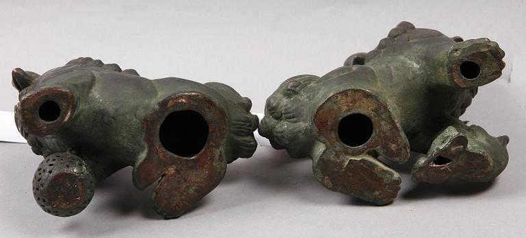 TEMPELLEJON ett par, metall.  Kina, 1900-tal.