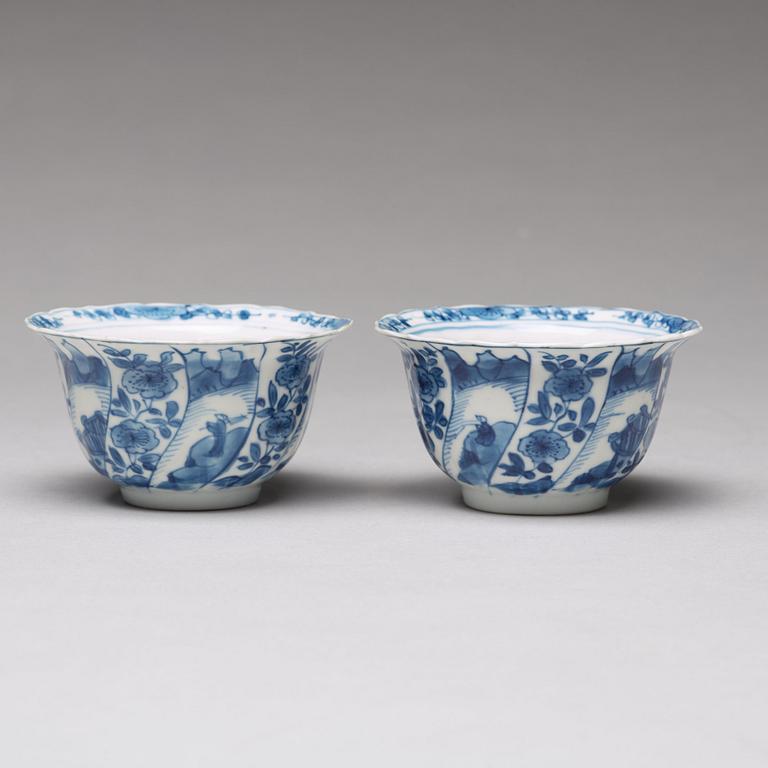 Six (2+2+2) blue and white cups with five (2+2+1) dishes, Qing dynasty, Kangxi (1662-1722).