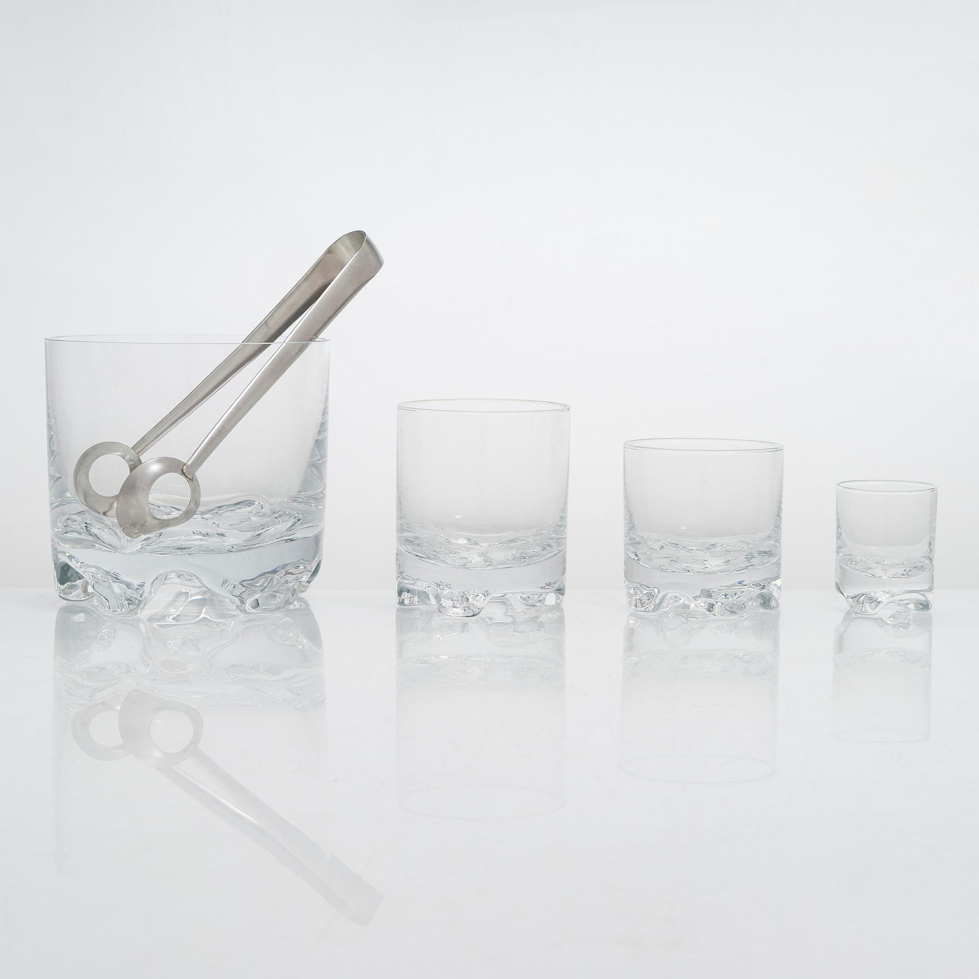 Tapio Wirkkala, jääpala-astia sekä juomalaseja, 17 kpl, "Gaissa", Iittala 1900-luvun loppu.