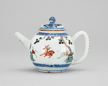 487. A polychrome teapot, Qing dynastin. Qianlong (1736-95).