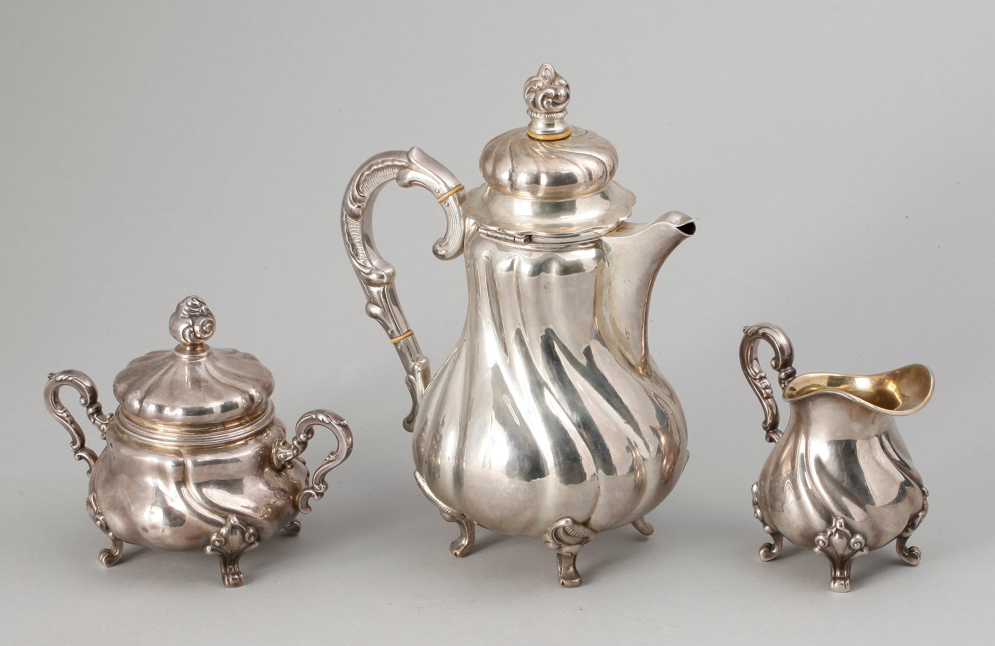 KAFFESERVIS, 3 delar, silver, rokokostil, bla Tyskland. 1900-talets första hälft. Totalvikt 640 gram.