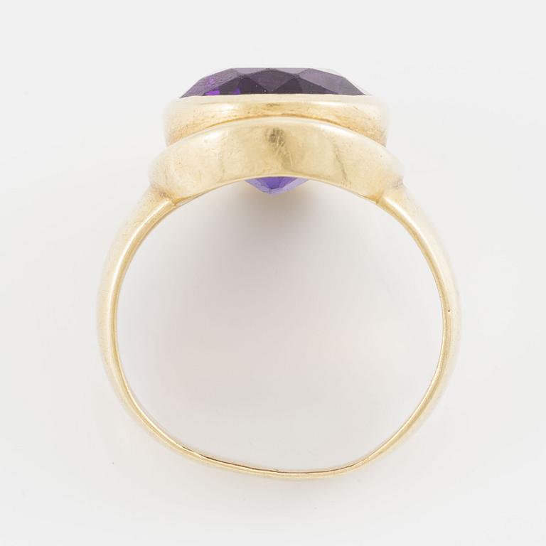 Ring, 18K gold with amethyst.