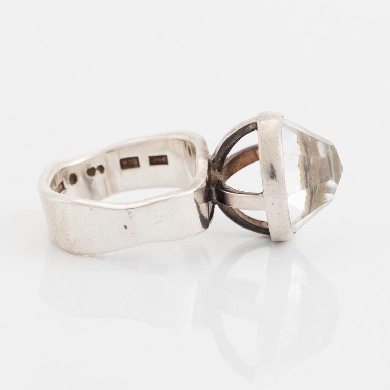 Claës E. Giertta, hänge med kedja, armband och ring, sterlingsilver med bergkristall, 1978-81.