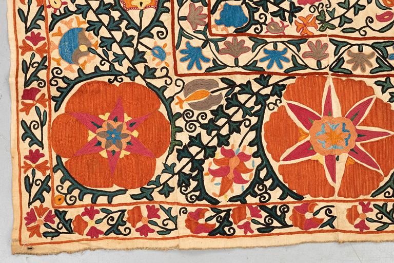 Broderi, antik Uzbekistan suzani, ca 244 x 145 cm.