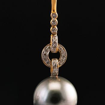A PAIR OF EARRINGS, tahitian pearls 13 mm. Brilliant cut diamonds c. 0.40 ct. 18K gold. Length 4 cm.