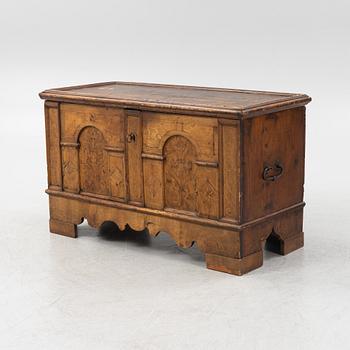 Cassone/sideboard, 1900-tal med äldre delar.