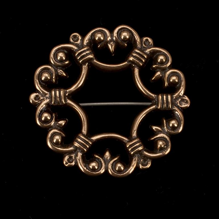 HALSSMYCKE, BROSCHER, 2 st, samt ÖRHÄNGEN, brons, bl. a. "Kuutar", "Suotniemen solki", 1900-talets slut.