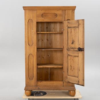 A cabinet, 18th century.