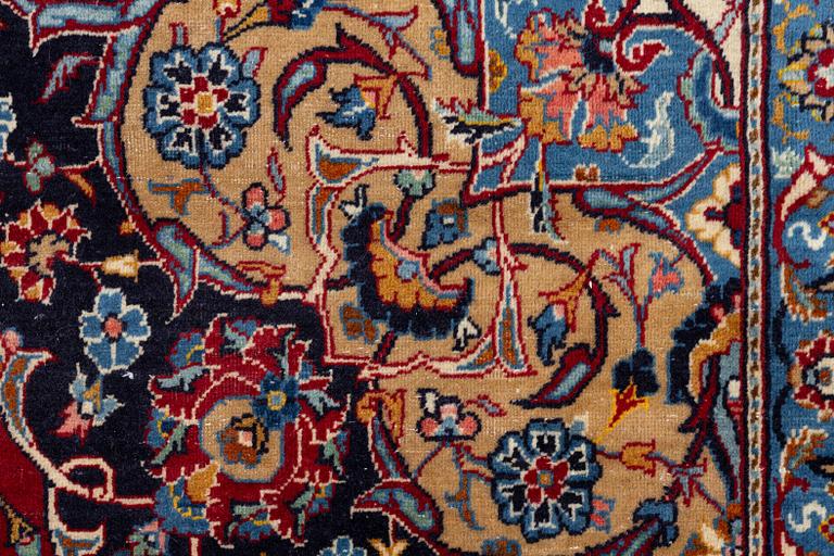 A Kashan carpet, a. 407 x 265 cm.