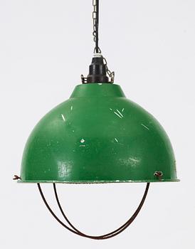 INDUSTRILAMPOR, ett par, 1900-talets andra hälft. H ca 35.