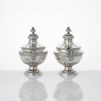 Arvid Floberg, såsterriner med lock och fat, ett par, silver, Stockholm 1780. Gustavianska.