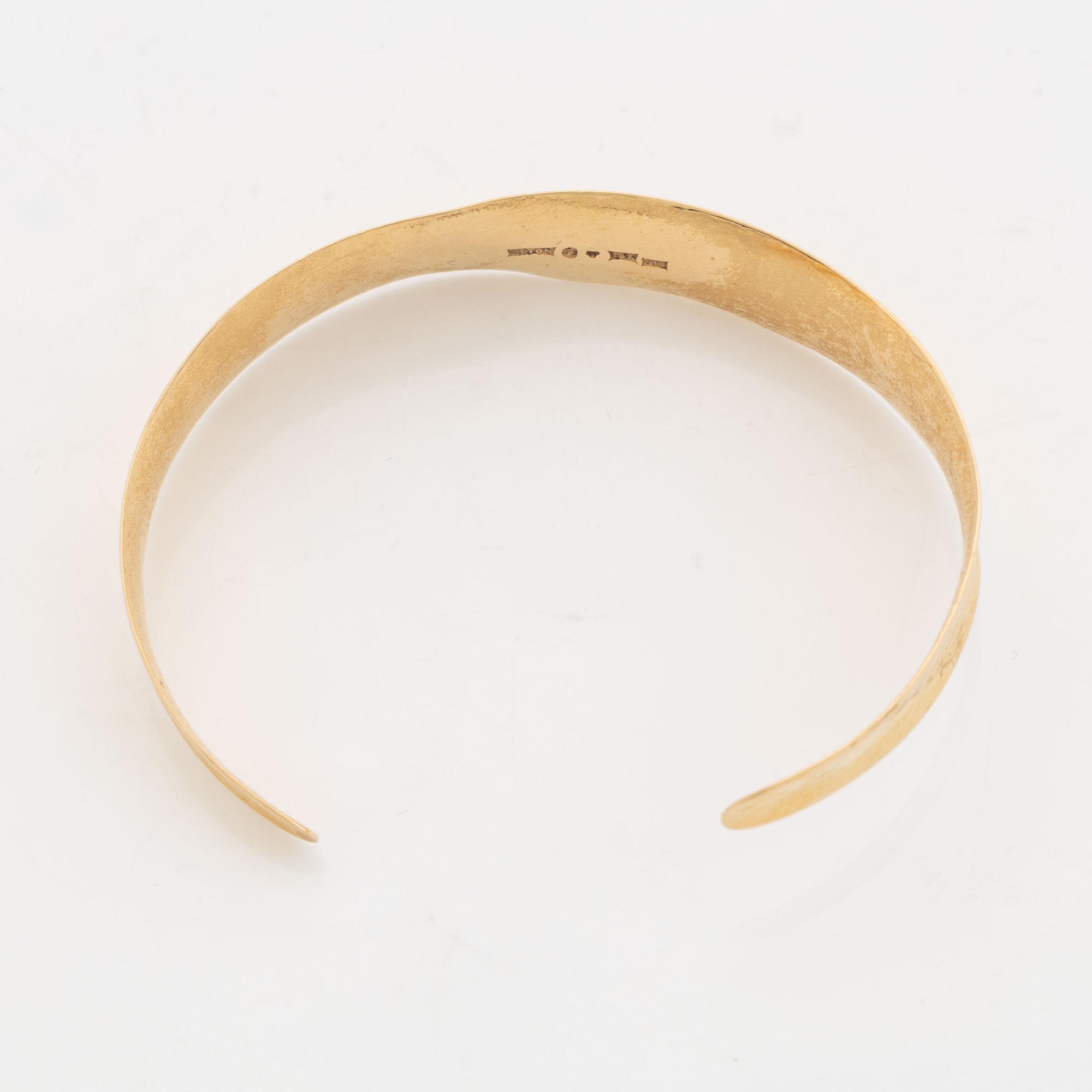 18K gold bangle, Alton.