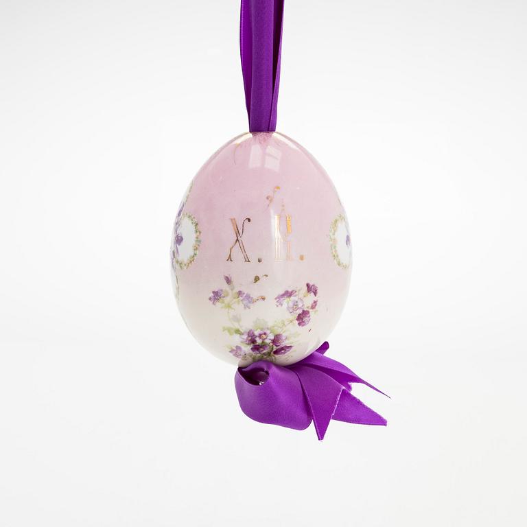 A Russian porcelain Easter egg from around the turn of the 20th Century.