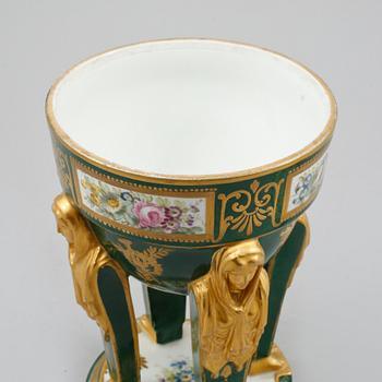 SKÅL PÅ FOT, porslin, empire-stil, Sevres, 1800-tal.