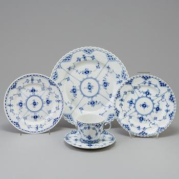 SERVIS, 78 delar, porslin,
"Musselmalet", helblond, Royal Copenhagen, Danmark.