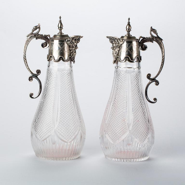 VINKARAFFER, ett par, 1800-talets slut, nysilver och slipat glas.