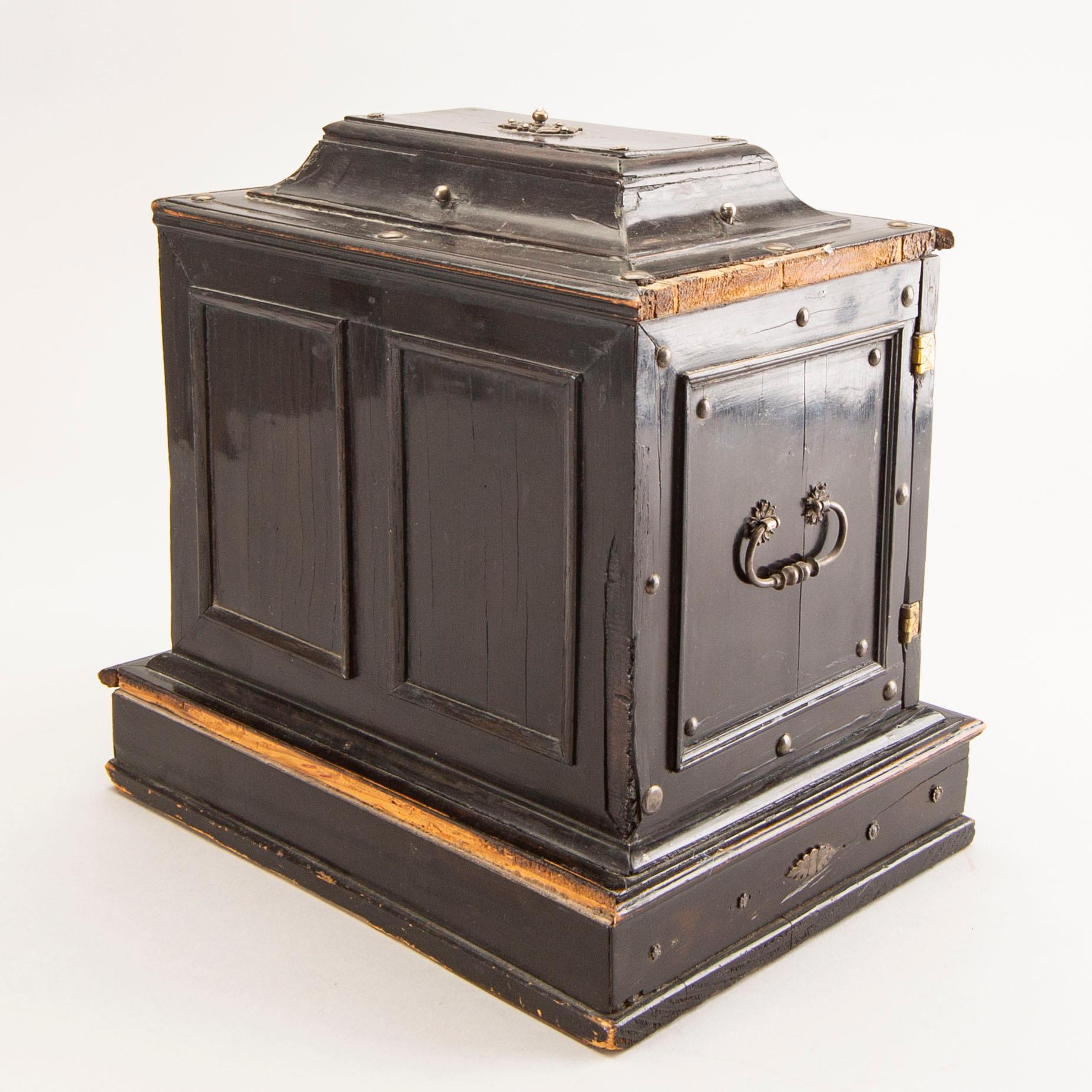 A Baroque/Baroque-style miniature cabinet 18/19th century.
