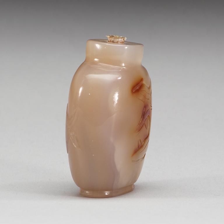 A Chinese agathe snuff bottle, 20th Century.