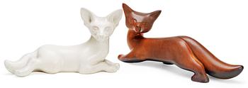 311. Two Gunnar Nylund stoneware figures of foxes, Rörstrand.