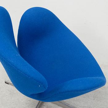 Arne Jacobsen, fåtölj, "Svanen", Fritz Hansen, Danmark, daterad 2005.