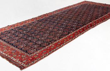 An antique Khamseh carpet, South Persia, ca 485,5 x 179-185 cm.