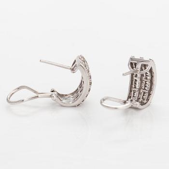 A pair of 14K white gold earrings with diamonds ca. 0.98 ct in total.