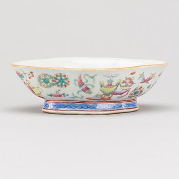 A CHINESE PORCELIAN BOWL, late Qing dynasty, circa 1900.