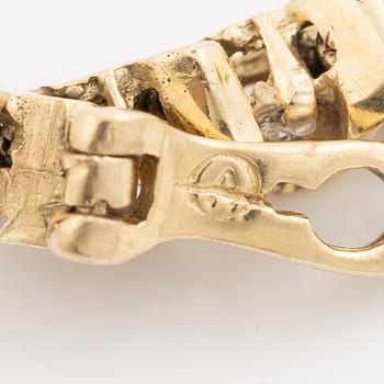 Tennis bracelet 14K gold with round brilliant-cut diamonds.