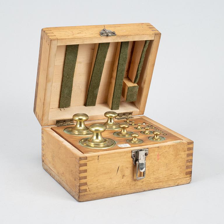 A large collection of ca 120 brass weights, 19th/20th century.