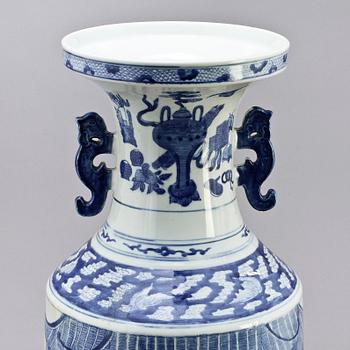 HÄNKELURNA, porslin, Kina, 1900-tal.