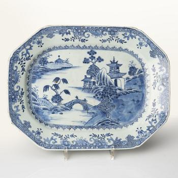 A blue and white serving dish, Qing dynasty, Qianlong (1736-95).