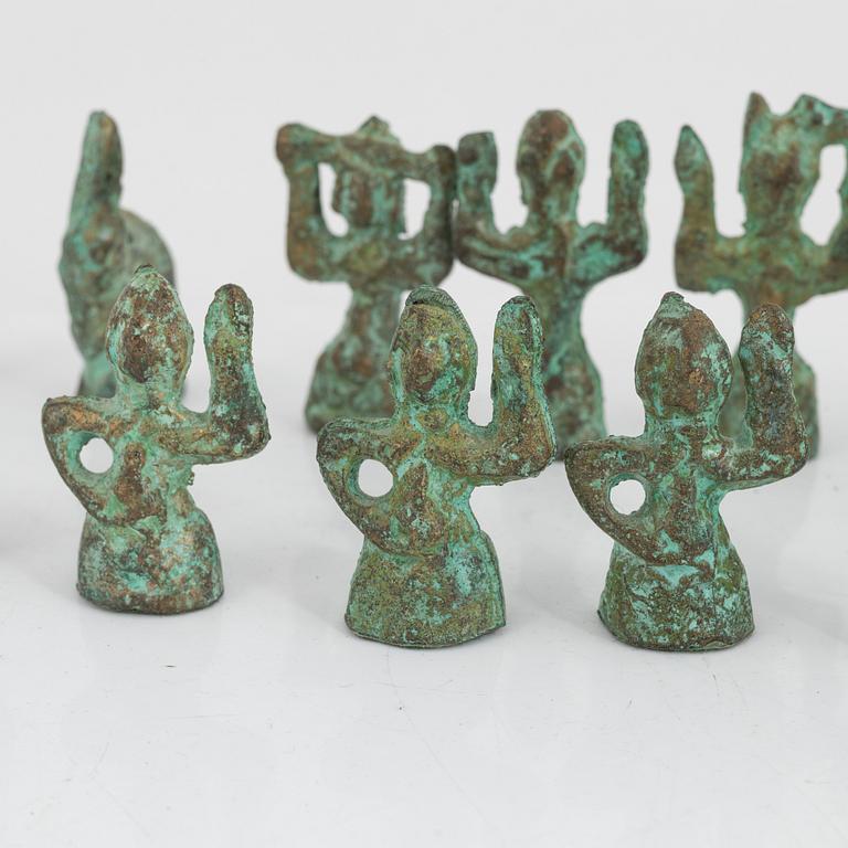 32 chess pieces, patinated bronze, second half of the 20th Century.