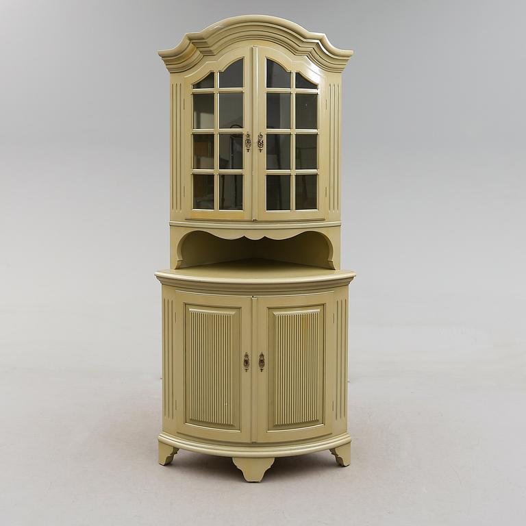 HÖRNSKÅP, Åmells, gustaviansk stil, 1900-talets andra hälft.